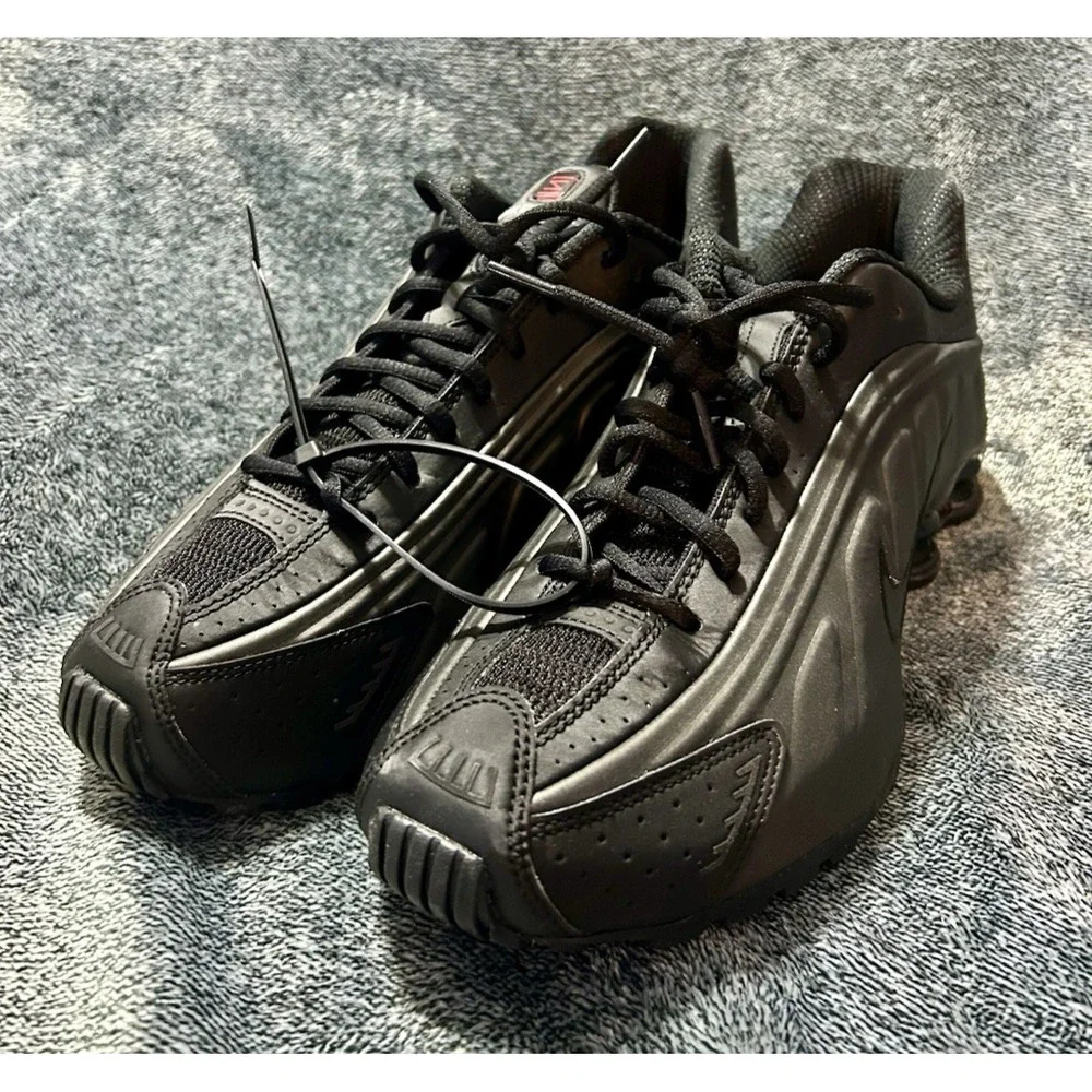 Nike Shox R4 2025 Triple Black on Black Red on Logo Size 9